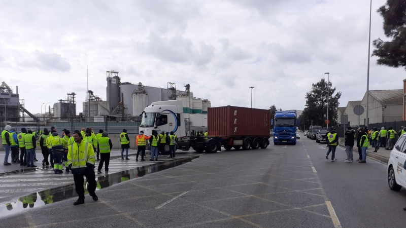 22/03/2022 - Piquets de la vaga de transportistes davant l'entrada d'una de les terminals del Port de Barcelona.