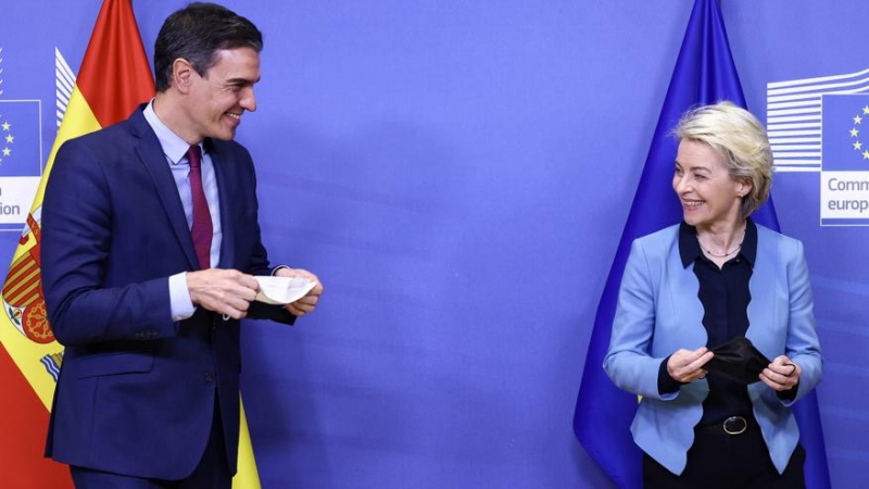 La presidenta de la Comisión Europea, Ursula von der Leyen, y el presidente del Gobierno, Pedro Sánchez, este lunes en Bruselas.