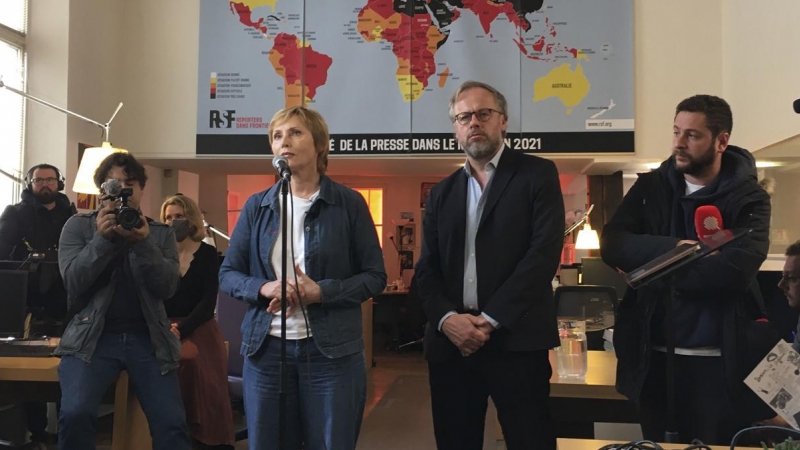 Zhanna Agalakova (2i), corresponsal rusa que ha dimitido este martes, y el secretario general de Reporteros Sin Fronteras (RSF), Christophe Deloire (2d), comparecen ante la prensa en la sede de RSF en París.
