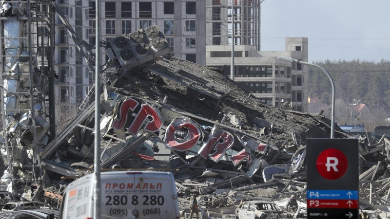 Vista general del centro comercial objeto de un ataque ruso en Kiev.