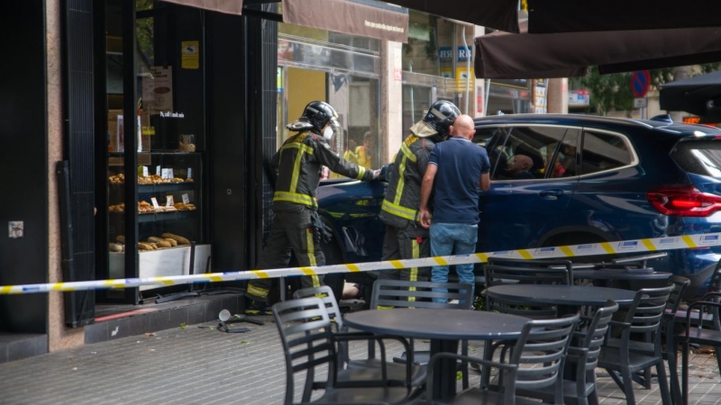 (30/09/2021) Un coche colisiona contra la terraza de un bar en Barcelona (ARCHIVO).