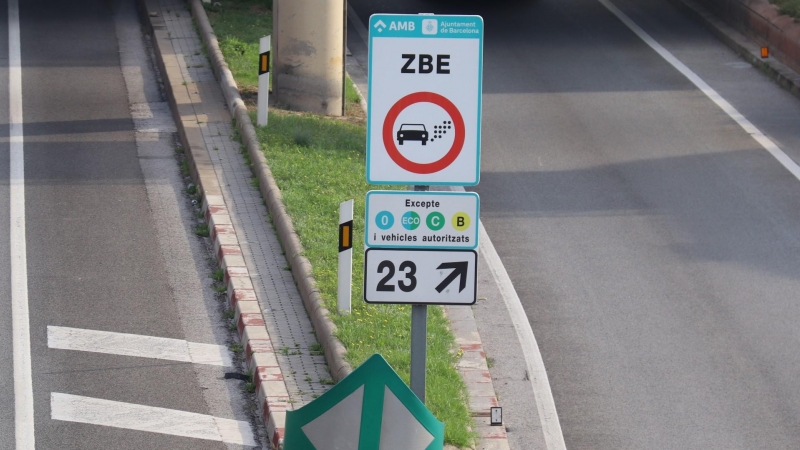 12/2020 - Cartell que avisa de l'entrada en una zona de baixes emissions a Barcelona.