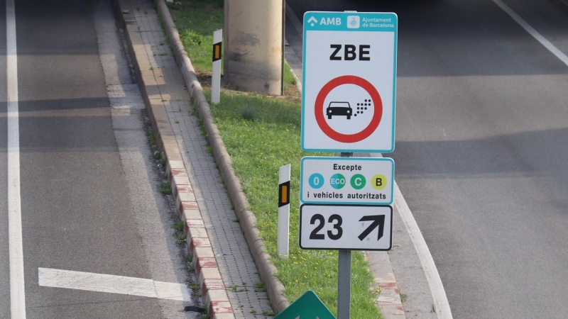 12/2020 - Cartell que avisa de l'entrada en una zona de baixes emissions a Barcelona.