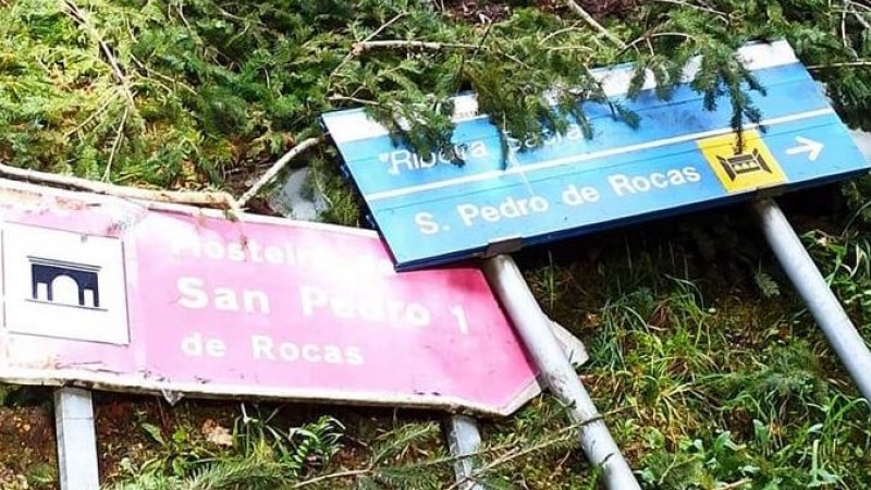 22/3/22 Carteles derribados por las obras en la carretera del monasterio