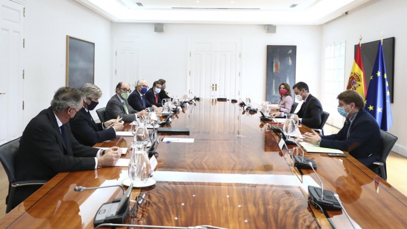 El presidente del Gobierno, Pedro Sánchez, durante su reunión con los principales ejecutivos de las  eléctricas (Iberdrola, Endesa, Naturgy, Repsol, Acciona Energía y EDP),  en la que también han estado presentes la la vicepresidenta tercera y ministra pa