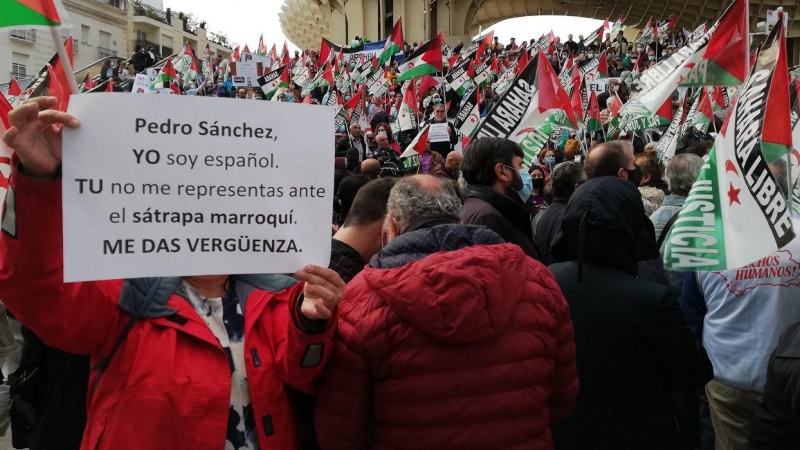 Manifestantes en 'Las Setas' de Sevilla por la autodeterminación del pueblo saharaui.