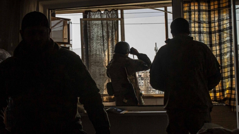 Voluntarios de un batallón ucraniano vigilan el avance ruso desde una vivienda de un barrio del norte de Járkov durante el día 26 de la invasión rusa.