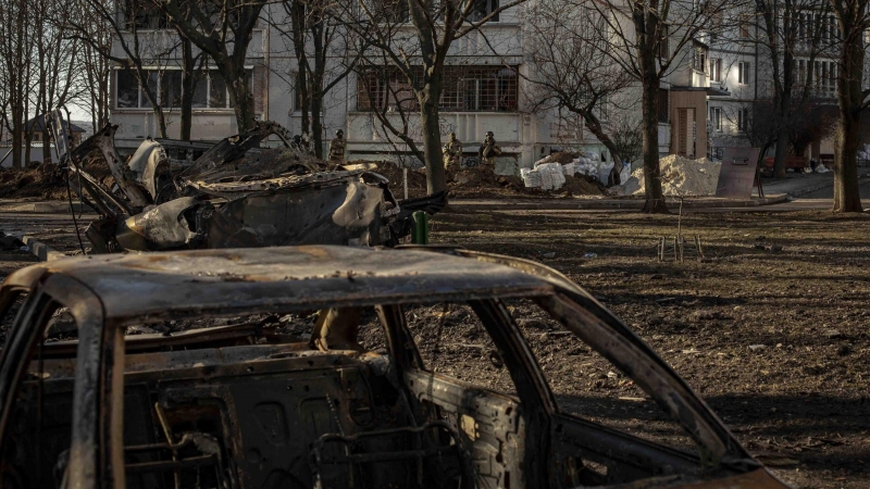 Varios coches calcinados durante un bombardeo de la artillería rusa en Járkov, donde las tropas ucranianas resisten desde el primer día de la invasión.