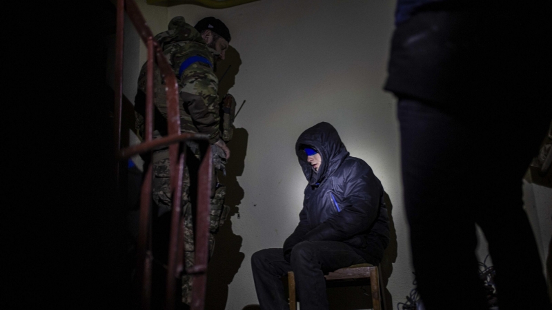 Un sospechoso retenido por un batallón de combatientes ucranianos en el barrio de Moskovskyi, en Járkov, el 22 de marzo de 2022.