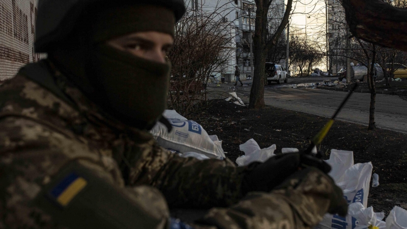 Un miliciano ucraniano apostado en una barricada del distrito de Moskovskyi, en Járkov, donde mantienen la defensa de la ciudad.