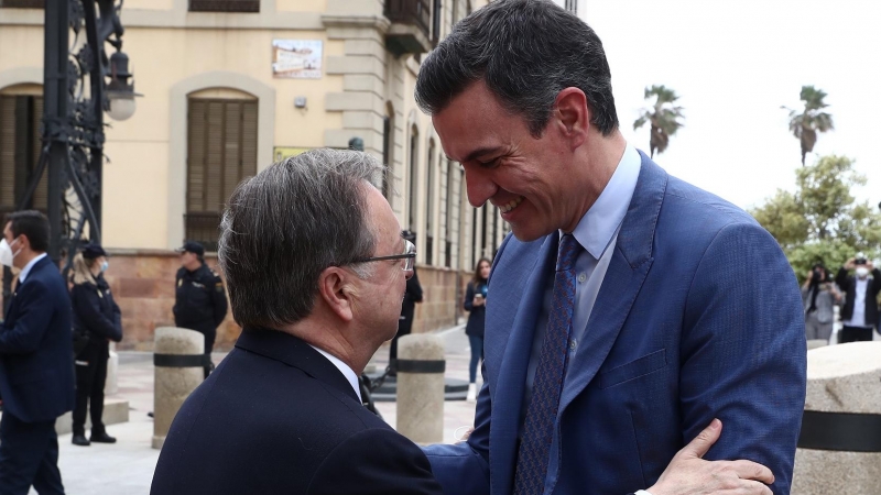 El presidente del Gobierno, Pedro Sánchez, junto al presidente de Ceuta, Juan Vivas, este miércoles en la ciudad autónoma