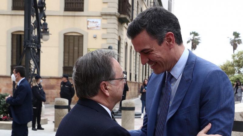El presidente del Gobierno, Pedro Sánchez, junto al presidente de Ceuta, Juan Vivas, este miércoles en la ciudad autónoma