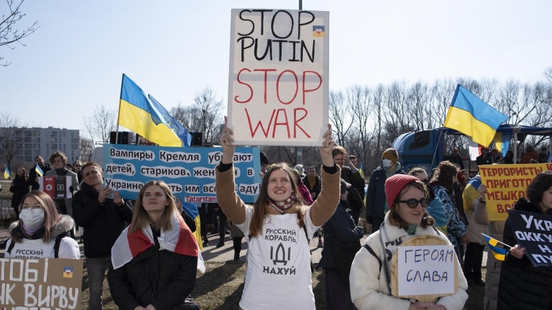 23/03/22. Protesta en Polonia exigiendo la expulsión de los diplomáticos rusos, en Varsovia a 13 de marzo de 2022.