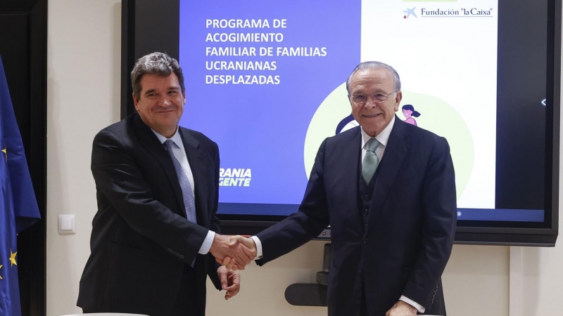 El ministro de Inclusión, Seguridad Social y Migraciones, José Luis Escrivá (i) y el presidente de la Fundación 'La Caixa', Isidro Fainé (d) formalizan este 23 de marzo de 2022 un proyecto para organizar y coordinar la red de familias acogedoras de refugi