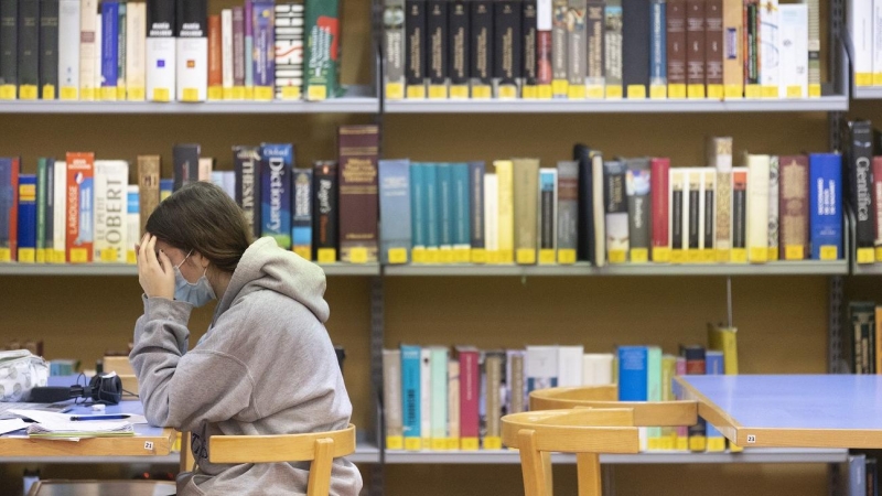 Una estudiante en la Biblioteca Elena Fortún, en una imagen del 10 de enero de 2022, en Madrid.