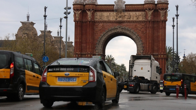 23/03/2022 - Una imatge de la protesta del sector del taxi d'aquest dimecres contra el preu dels carburants.