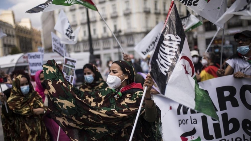 23/03/2022. Mujeres con pancartas y banderas del Sáhara Occidental durante la marcha final en España por la Libertad del Pueblo Saharaui, a 18/06/2021.