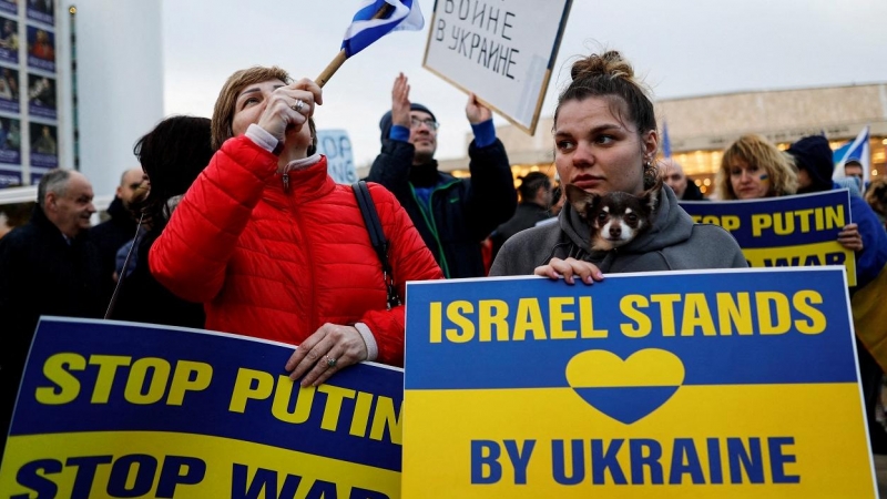 Manifestantes israelíes sostienen carteles en apoyo de Ucrania tras la invasión de Rusia, en Tel Aviv. REUTERS/Corinna Kern