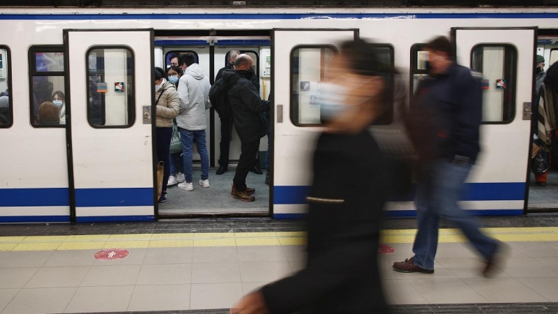 Viajeros en la estación de metro de Sol, en Madrid. E.P./Eduardo Parra