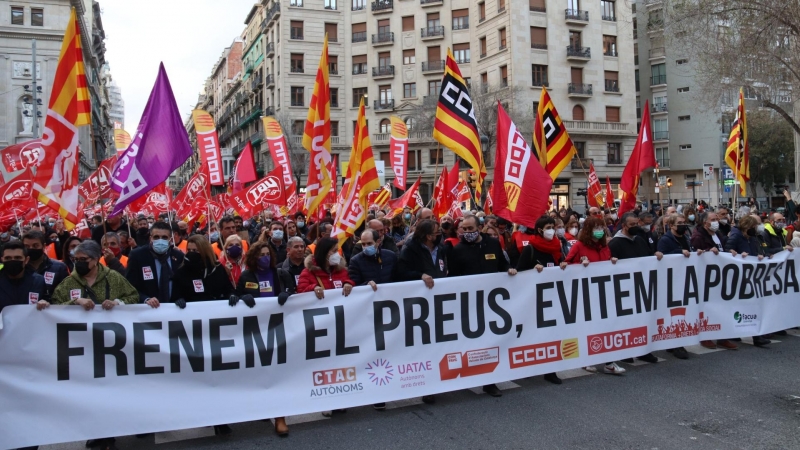 23/03/2022 - La capçalera de la manifestació de Barcelona d'aquest dimecres per reclamar el control dels preus de l'energia.