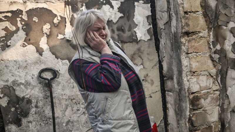 Una mujer observa el estado de su vivienda tras sufrir los efectos de un bombardeo en el barrio de Shevchenko, en Kiev, este miércoles. Aris Messinis/AFP