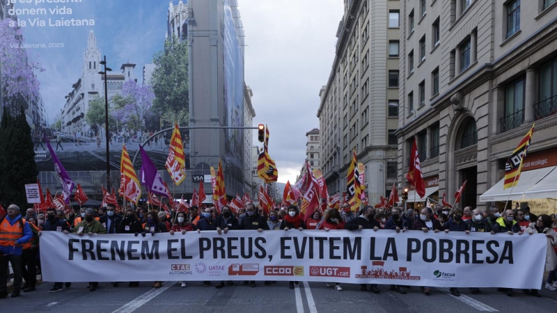 Sindicatos y entidades sociales participan este miércoles en Barcelona en la movilización bajo el lema 'Frenemos los precios, evitemos la pobreza'.
