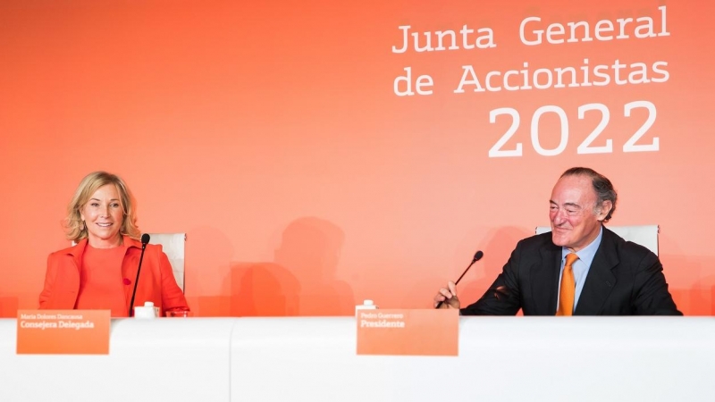 La consejera delegada de Bankinter, María Dolores Dancausa (i), y el presidente del banco, Pedro Guerrero (d), durante la junta de accionistas de la entidad.