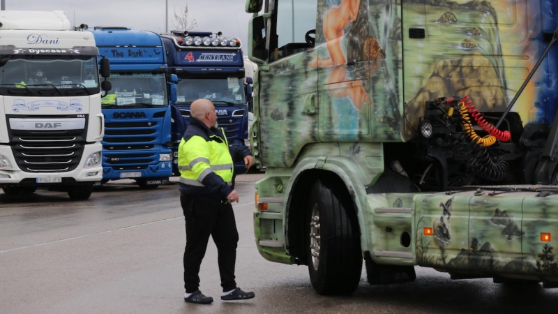 Transportistas a su llegada al Polígono Industrial Barral, en el noveno día de paro nacional de transportistas, a 22 de marzo de 2022, en San Fernando de Henares.