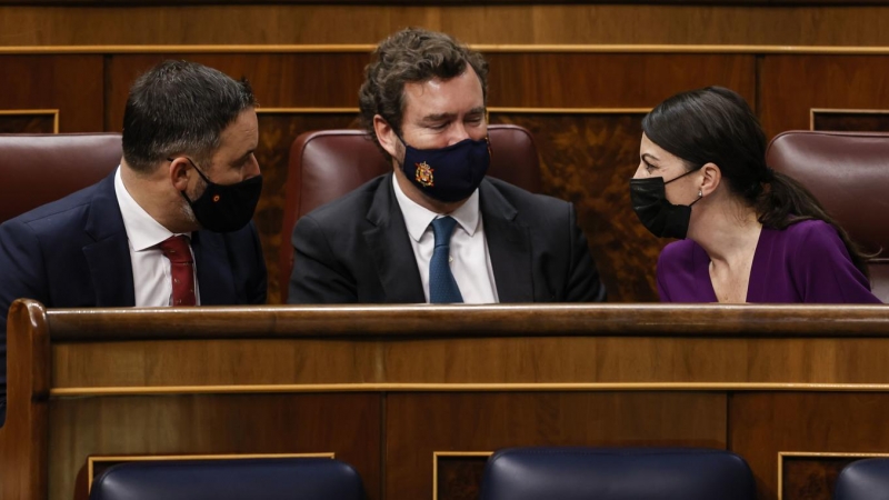 24/03/2022.- El líder de Vox, Santiago Abascal (i), su portavoz parlamentario, Iván Espinosa de los Monteros (c) y la diputada Macarena Olona (d) durante el pleno del Congreso de los Diputados celebrado este jueves. EFE/ Javier Lizón