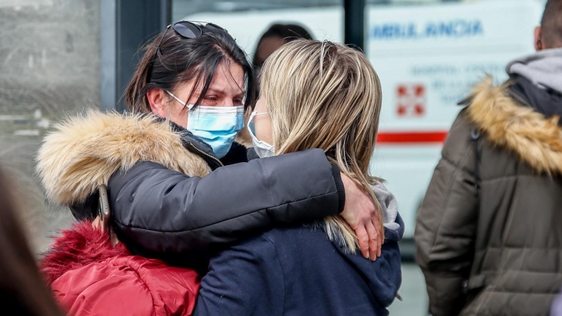 24/02/2022 Dos mujeres ucranianas se abrazan a su llegada al Centro de Recepción, Atención y Derivación de acogida de desplazados de Ucrania, a 18 de marzo de 2022, en Pozuelo de Alarcón, Madrid