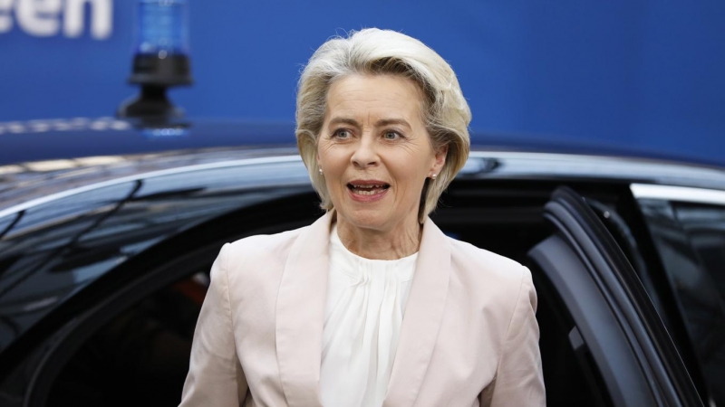 La presidenta de la Comisión Europea, Ursula von der Leyen, a su llegada a Bruselas para la cumbre del bloque comunitario por la guerra en Ucrania este 24 de marzo de 2022.