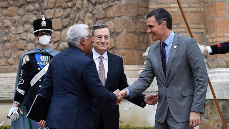 24/03/2022. El primer ministro italiano, Mario Draghi, recibe a Pedro Sánchez y al primer ministro portugués, Antonio Costa, para una reunión en Villa Madama, Roma. A 18/03/2022