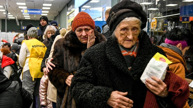 22/03/2022 Una mujer mayor, junto a otros refugiados de Mariúpol, llega a Zaporiyia, en el sudeste de Ucrania