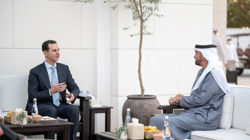 El presidente sirio Bashar Al-Assad, en su encuentro con el príncipe heredero de Abu Dhabi Mohamed bin Zayed bin Sultan Al Nahayan, en los Emiratos Árabes. WAM/REUTERS