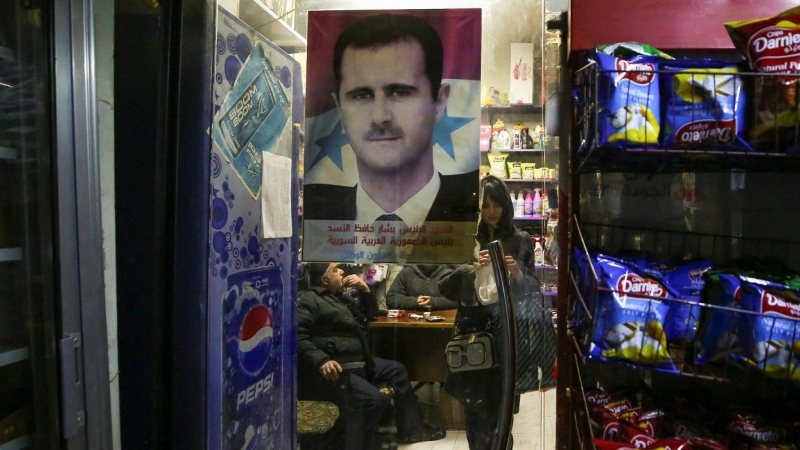 Un retrato del presidente de Siria, Bashar al-Assad, en la puerta de un comercio en la capital del país, Damasco. REUTERS/Yamam al Shaar