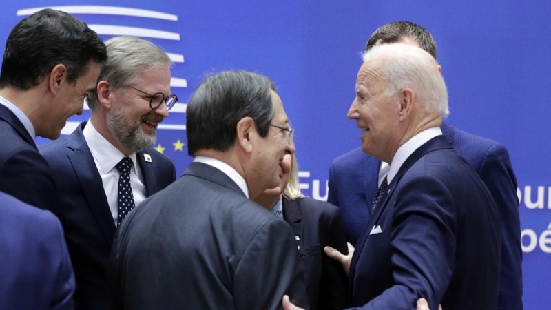 El presidente de los EEUU, Joe Biden, conversa con varios líderes europeos, entre ellos el presidente del Gobierno, Pedro Sánchez, antes del inicio de la cumbre de la UE sobre la invasión de Rusia a Ucrania, en  Bruselas. EFE/EPA/OLIVIER HOSLET