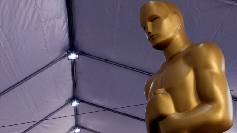 Una estatua de los Oscar en los preparativos de la gala de entrega de los premios de la Academia de Hollywood, en Los Angeles (California, EEUU). REUTERS/Eric Gaillard