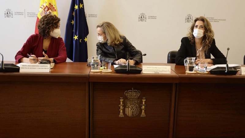 De izquierda a derecha, la ministra de Hacienda, María Jesús Montero, la vicepresidenta primera y ministra de Asuntos Económicos, Nadia Calviño, y la ministra de Transportes, Raquel Sánchez, durante una reunión con el Comité Nacional de Transporte por Car