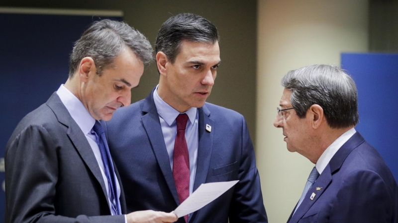 El primer ministro griego, Kyriakos Mitsotakis, el presidente del Gobierno, Pedro Sánchez, y el presidente de la República de Chipre, Nicos Anastasiades, durante la Cumbre del Consejo Europeo en Bruselas este 25 de marzo de 2022.
