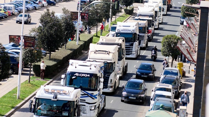 25/03/2022 Varios camiones participan en una marcha convocada desde el polígono de Raos hasta el Centro Botín, durante el undécimo día de paro nacional de transportistas, a 24 de marzo de 2022, en Santander, Cantabria