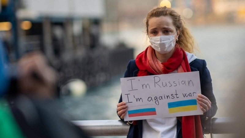 (24/3/2022) Mujer rusa sujeta un cartel en contra de la Guerra en Ucrania.