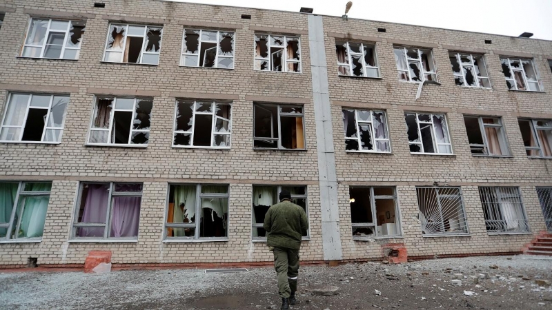 Imagen de una escuela destruida por los ataques en el Donbás, Ucrania, el pasado 25 de febrero de 2022.