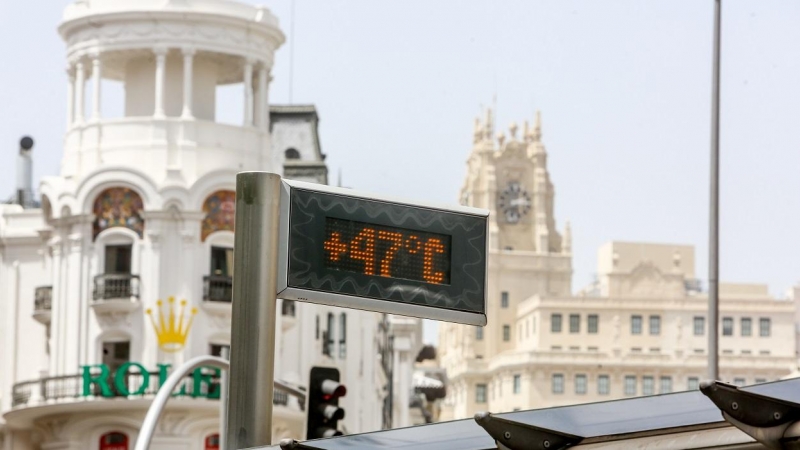 25/04/2022 Un termómetro de una parada de bus de la Gran Vía, marca 47ºC, a 11 de agosto de 2021, en Madrid