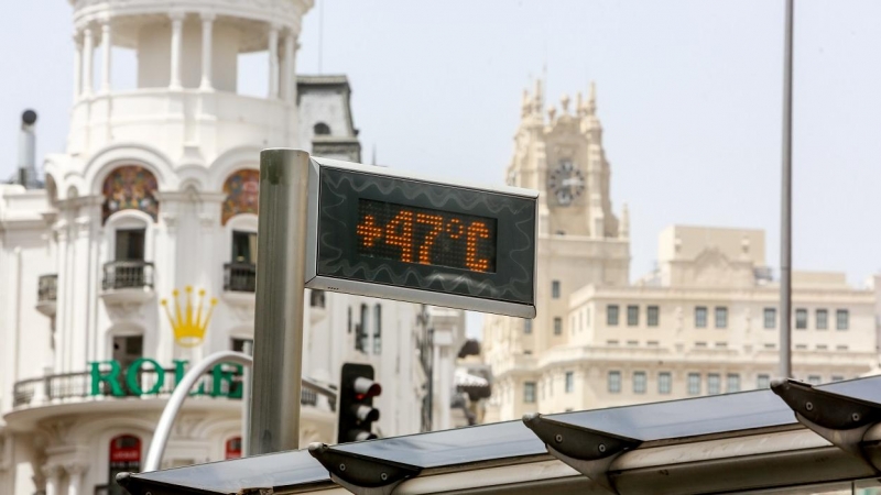 25/04/2022 Un termómetro de una parada de bus de la Gran Vía, marca 47ºC, a 11 de agosto de 2021, en Madrid