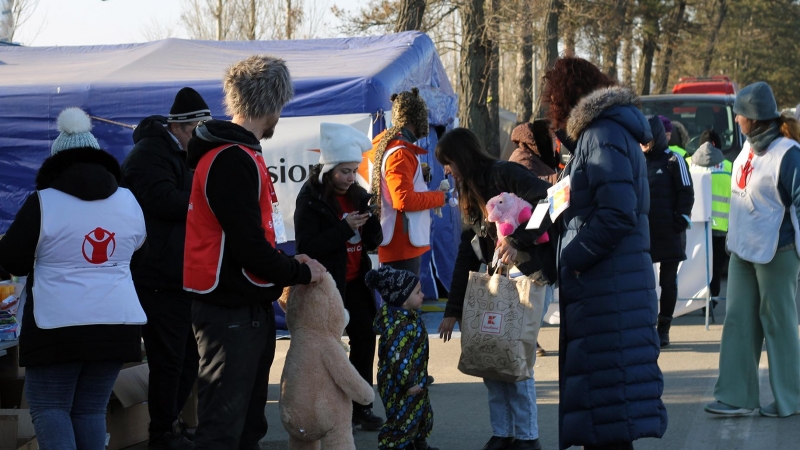 Anna y Klim camino al encuentro con el convoy humanitario hasta Sevilla