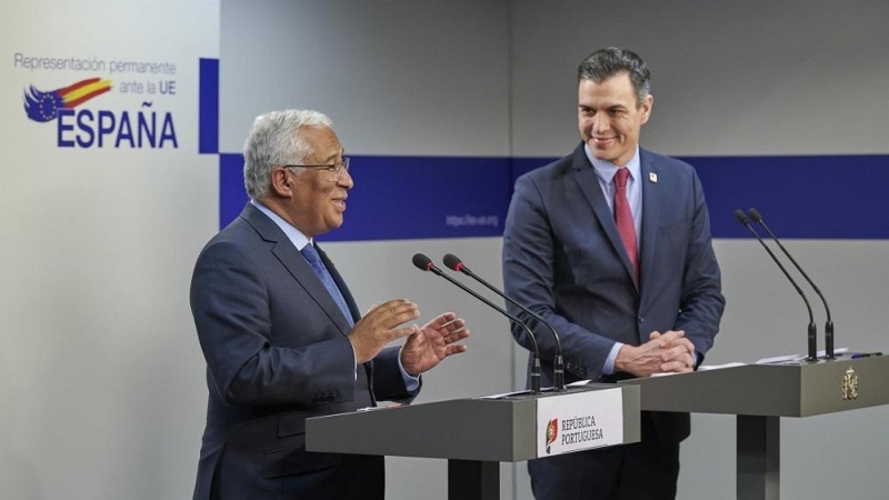 25/03/2022. El Presidente del Gobierno español Pedro Sánchez y el Primer ministro de Portugal, Antonio Costa, durante la rueda de prensa que han ofrecido tras la reunión del Consejo Europeo en Bruselas, a 25/03/2022.