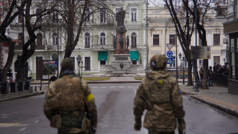 Miembros de las Fuerzas de Defensa Territorial de Ucrania patrullan una calle, en medio de la invasión rusa de Ucrania, en Odessa, el 4 de marzo de 2022.