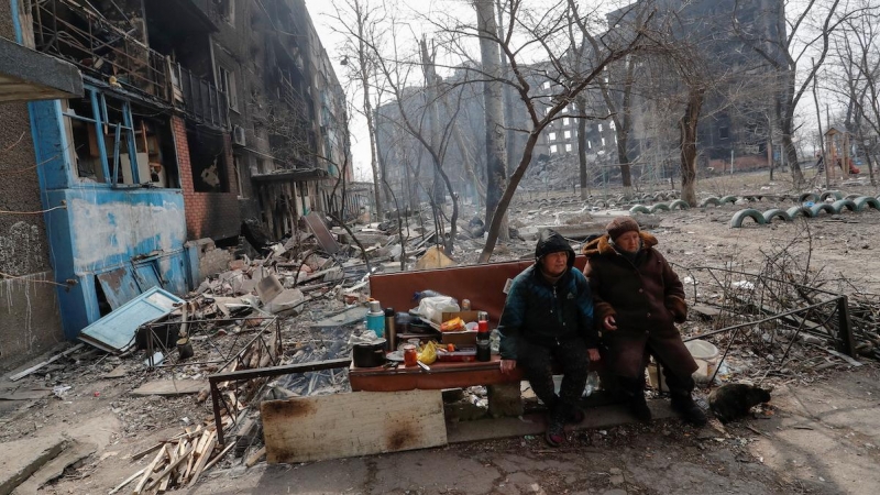 Varios residentes de Mariúpol buscan refugio en el sótano de un edificio de apartamentos dañado durante el conflicto, a 25 de marzo de 2019.