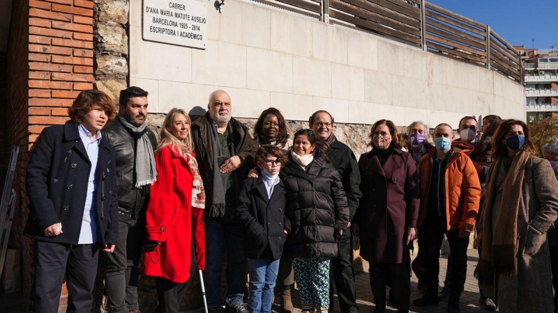 L'acte amb què es va donar el nom d'Ana María Matute a un carrer de Barcelona, amb la presència de l'alcaldessa Colau i la família de l'escriptora.
