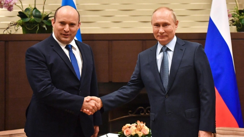 El presidente de Rusia, Vladimir Puti, recibe al primer ministro israelí, Naftali Bennett, antes de su reunión conjunta.